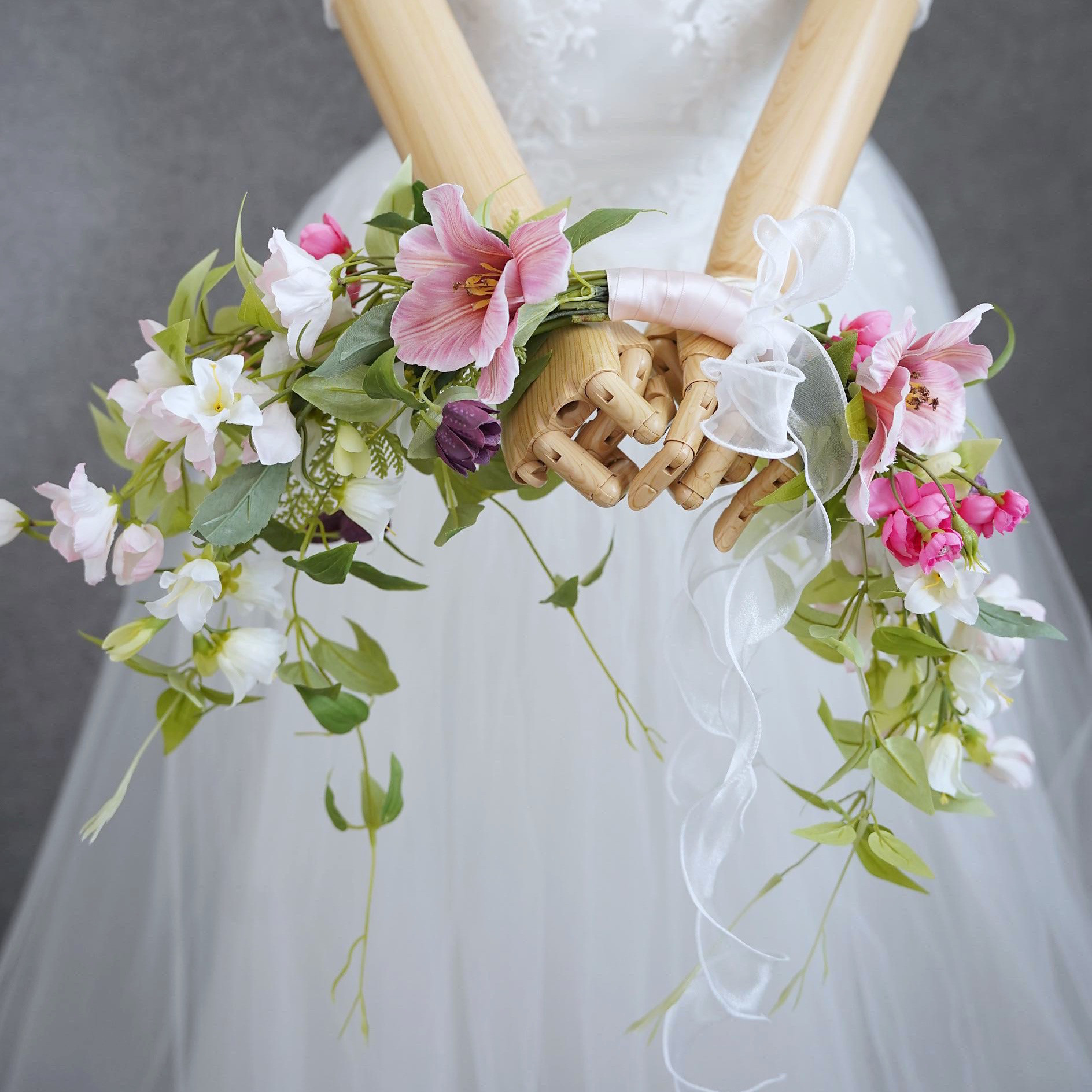 チューリップとグリーンのバレリーナブーケ　ウェディングブーケ