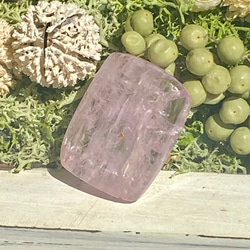 ライラックピンク♢キャッツアイ効果♢クンツァイト ルース 05 天然石 天然色 1枚目の画像