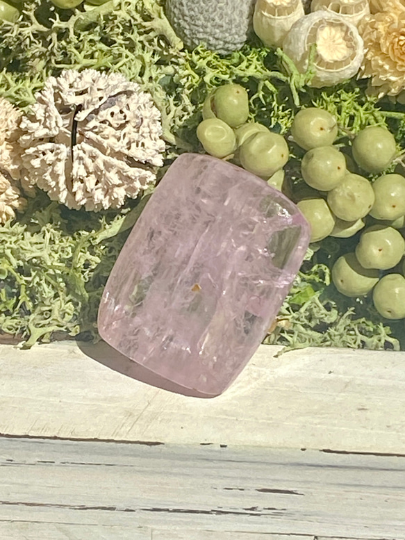 ライラックピンク♢キャッツアイ効果♢クンツァイト ルース 05 天然石 天然色 1枚目の画像