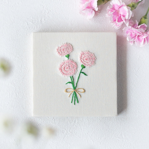 カーネーションの刺繍ファブリックパネル｜母の日 特集掲載 インテリア