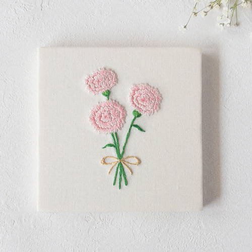 カーネーションの刺繍ファブリックパネル｜母の日 特集掲載 インテリア