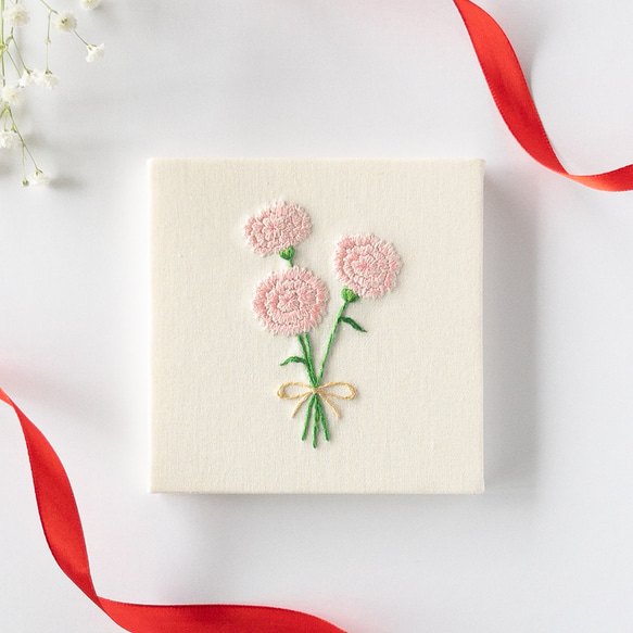 カーネーションの刺繍ファブリックパネル｜母の日 特集掲載 インテリア