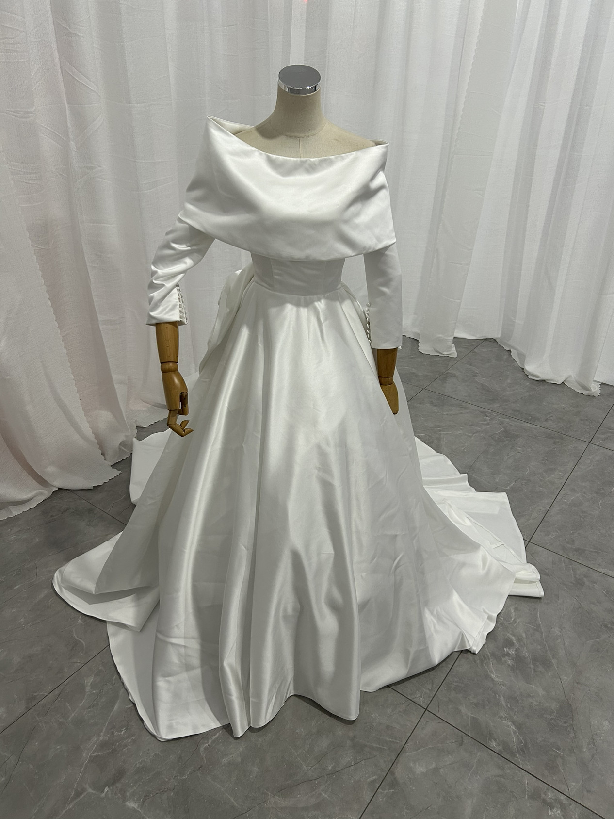 上品  ベアトップ ウエディングドレス ふっくら柔らかなバックリボン  華やかなトレーン+オフショルダー  トップス