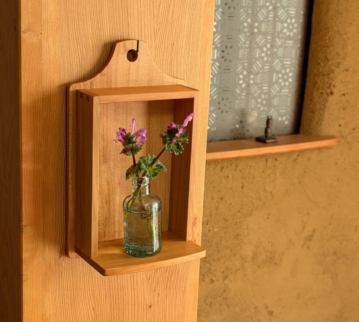 かべにかけて ちょっと飾りたい…　サクラの木のかべかけ台（小）です