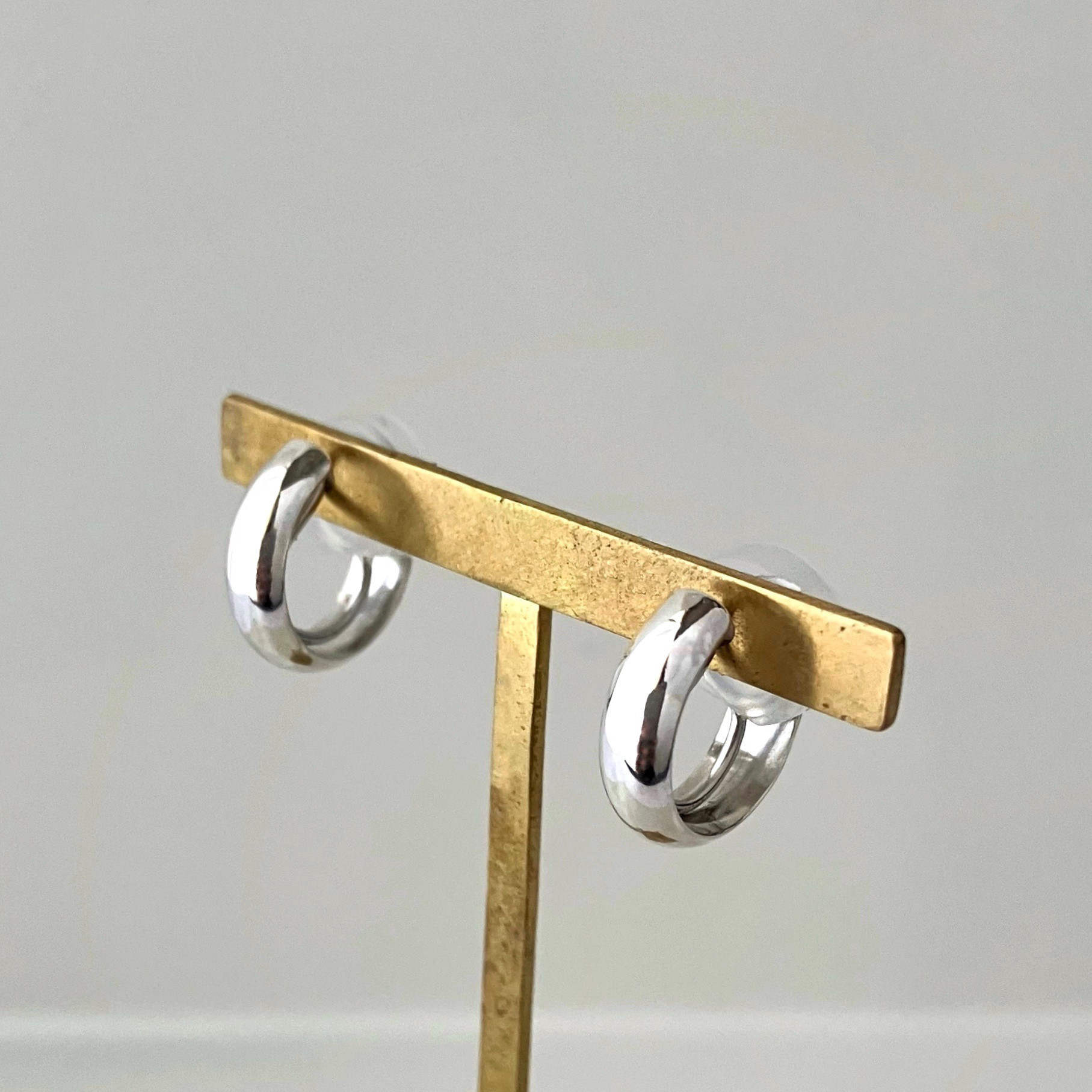 SV950 シンプルがかっこいい　ぷっくりラインのミニマルフープイヤリング  痛くなりにくい シルバー