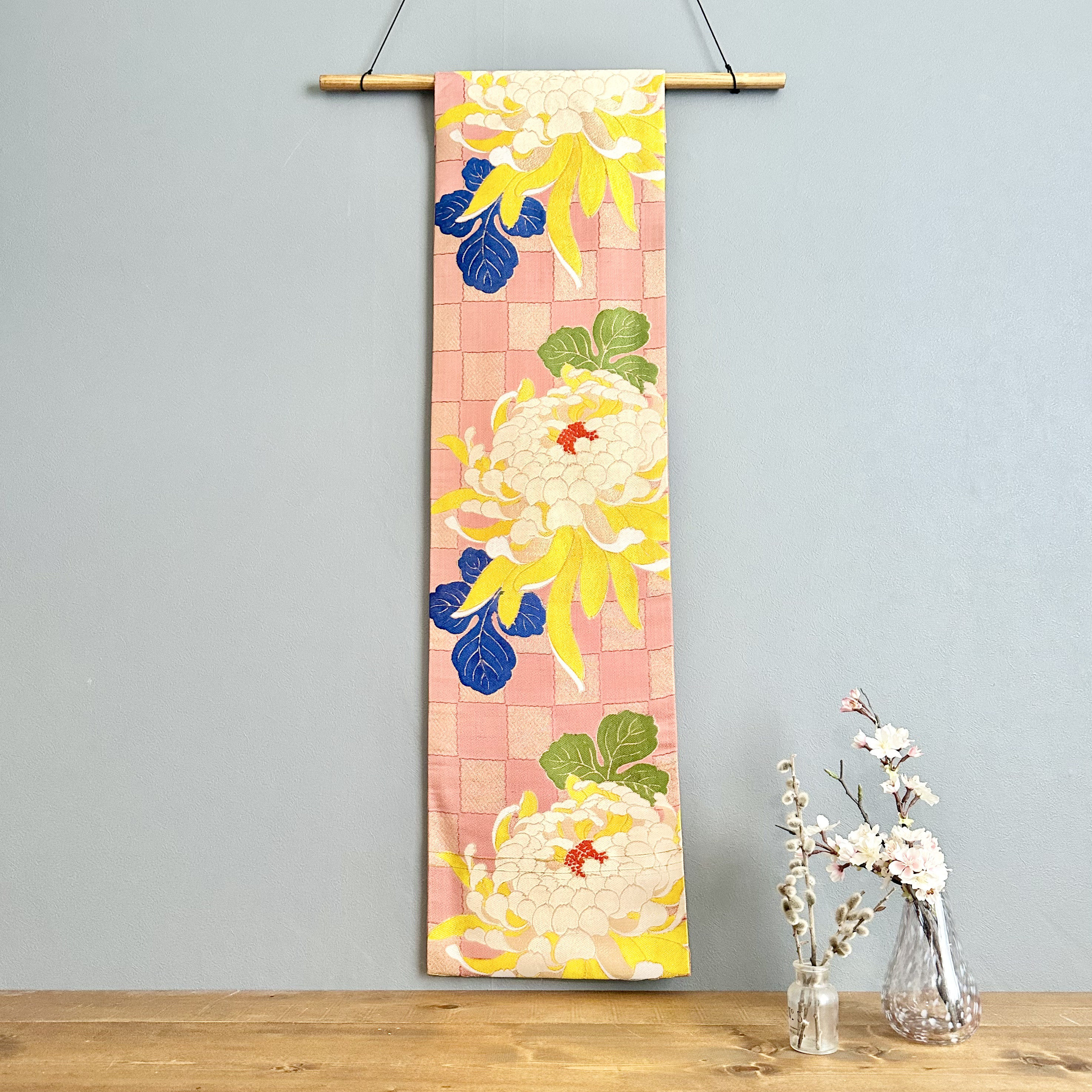 帯のタペストリー　アンティークピンクに大輪の菊　帯　着物　リメイク インテリア　掛け軸 　テーブルランナー　ひな祭り