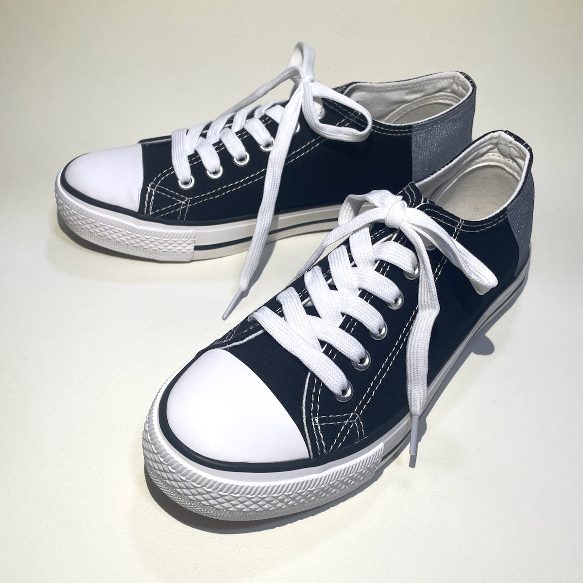 バイカラーローカットスニーカー (ブラック x シルバー)  22.0cm〜30.0cm