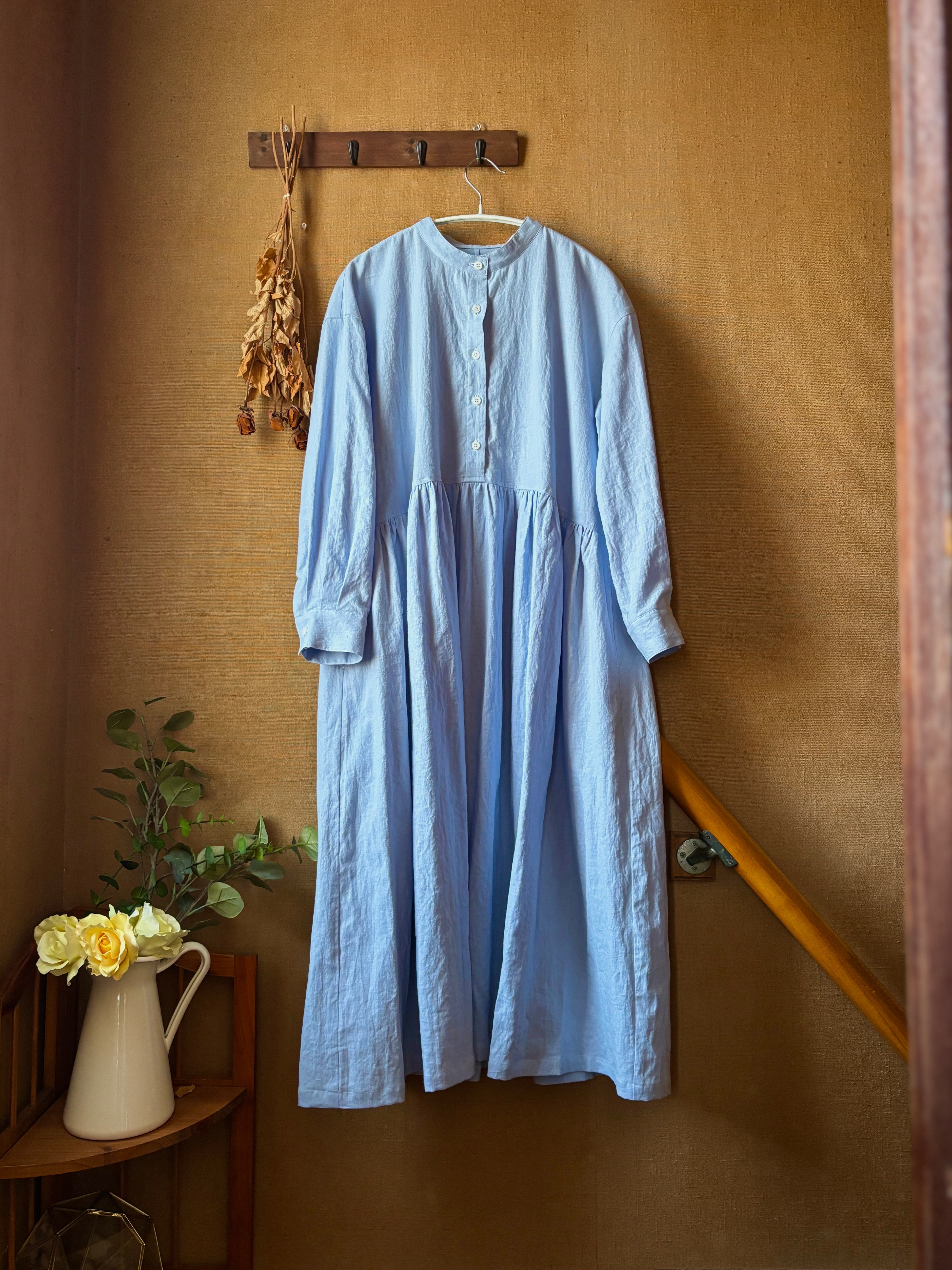 くすみサックスのギャザーワンピース