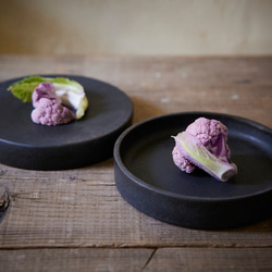 黒のリバーシブルプレートM　マット　高台皿 2枚目の画像