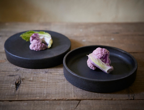 黒のリバーシブルプレートM　マット　高台皿 2枚目の画像