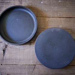 黒のリバーシブルプレートM　マット　高台皿 4枚目の画像