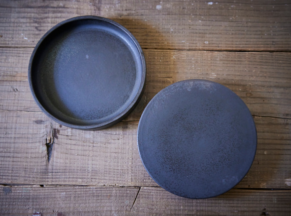 黒のリバーシブルプレートM　マット　高台皿 4枚目の画像