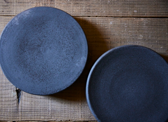 黒のリバーシブルプレートM　マット　高台皿 7枚目の画像