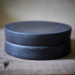 黒のリバーシブルプレートM　マット　高台皿 8枚目の画像