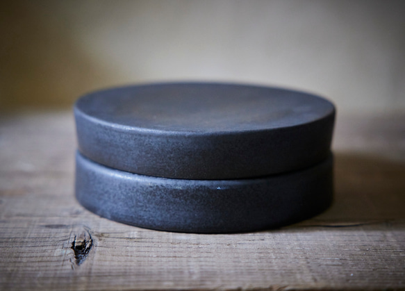 黒のリバーシブルプレートM　マット　高台皿 8枚目の画像