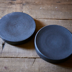 黒のリバーシブルプレートM　マット　高台皿 6枚目の画像