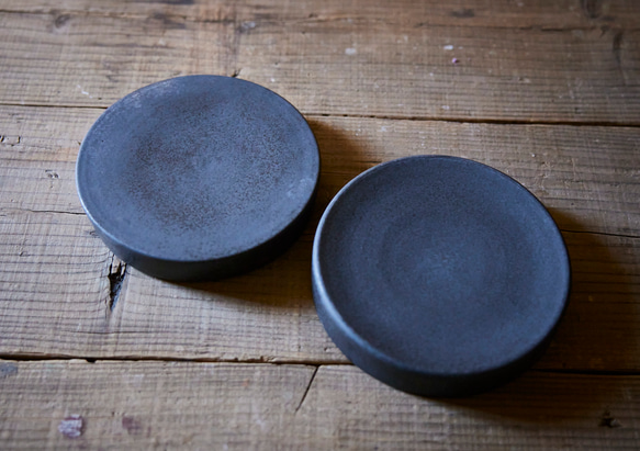 黒のリバーシブルプレートM　マット　高台皿 6枚目の画像