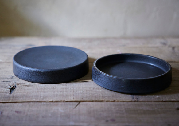 黒のリバーシブルプレートM　マット　高台皿 5枚目の画像