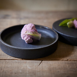 黒のリバーシブルプレートM　マット　高台皿 3枚目の画像