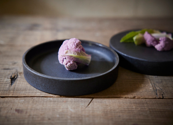 黒のリバーシブルプレートM　マット　高台皿 3枚目の画像