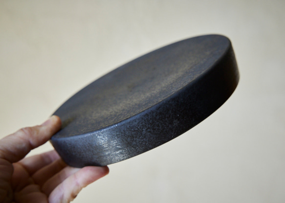 黒のリバーシブルプレートM　マット　高台皿 9枚目の画像