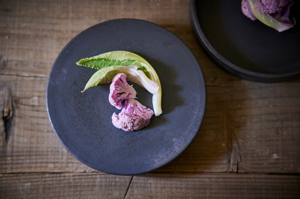 黒のリバーシブルプレートM　マット　高台皿 1枚目の画像