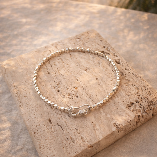 ギフトに最適】ユニセックスカレンシルバーキューブカットブレスレット