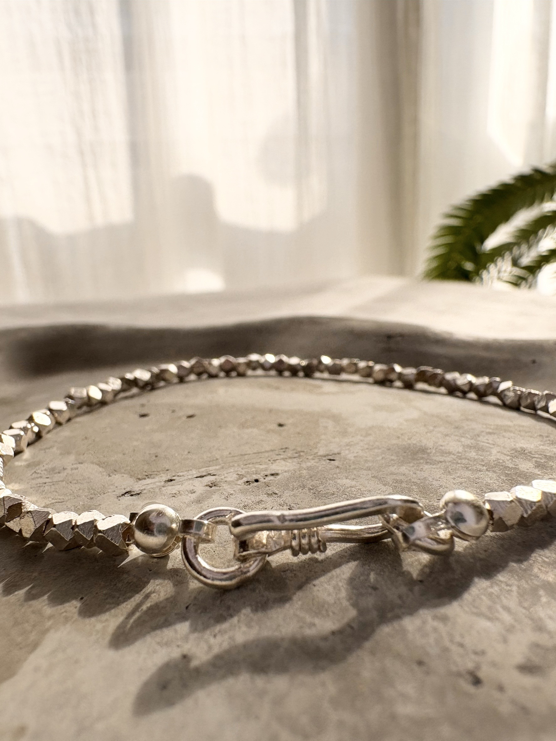 【ギフトに最適】ユニセックスカレンシルバーキューブカットブレスレット　2、5mm