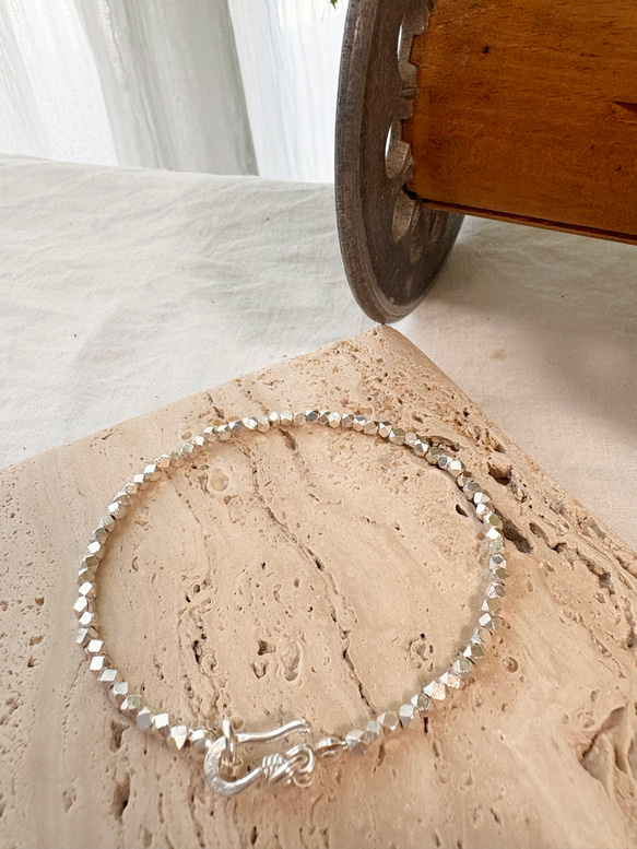 ギフトに最適】ユニセックスカレンシルバーキューブカットブレスレット