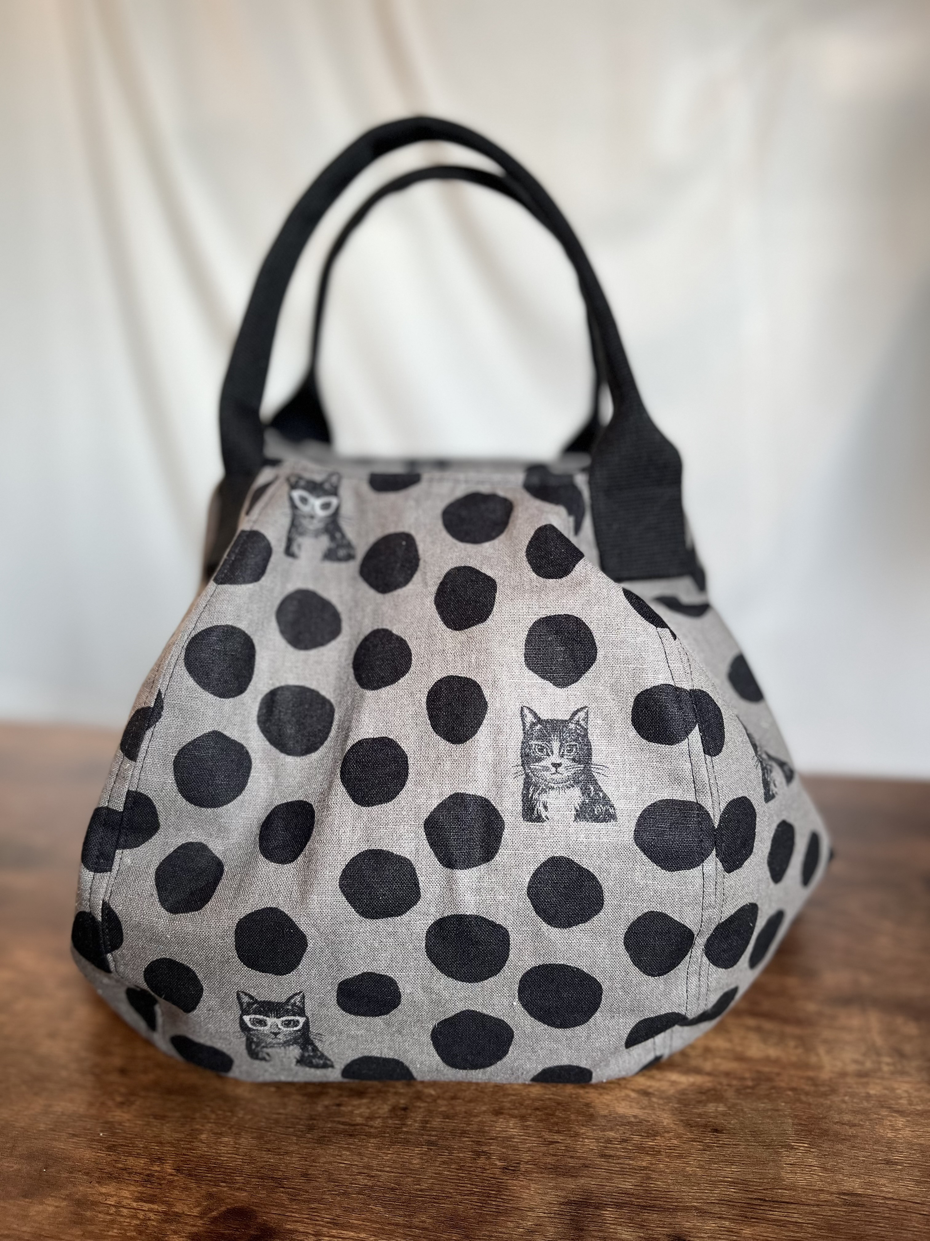 【受注生産】コロンとした形がかわいい　猫柄バッグ