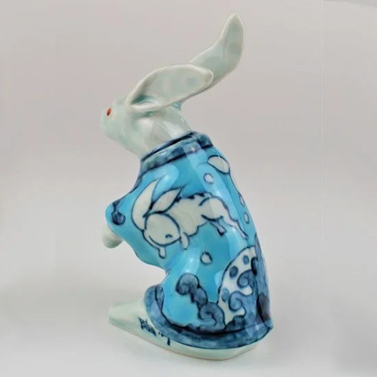 古赤絵波兎文様 うさぎ陶人形（浅葱色・小）【陶祥窯・有田焼】
