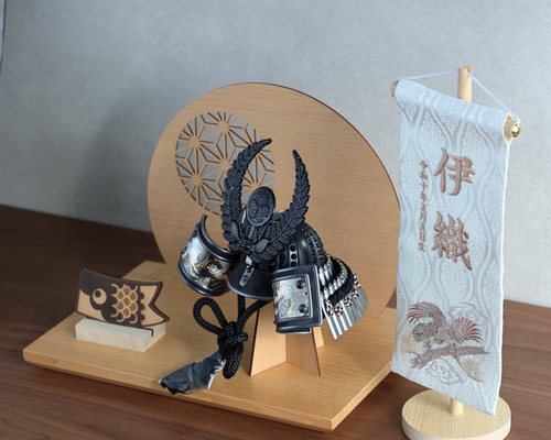 コンパクト飾り】ちょこんと鯉飾りも付いて可愛いけど本格的な兜飾り