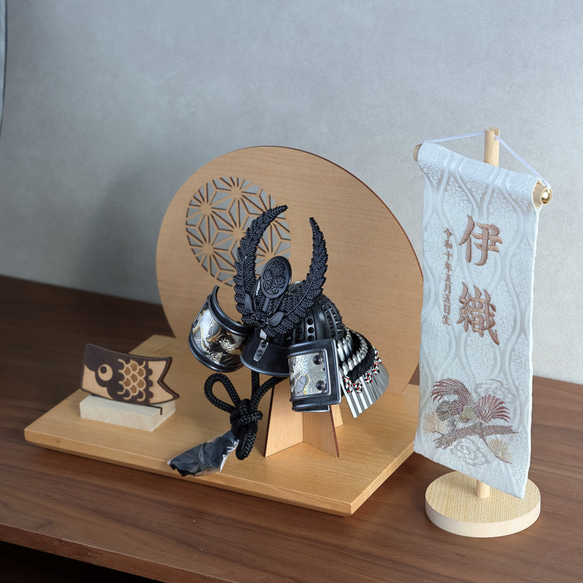 コンパクト飾り】ちょこんと鯉飾りも付いて可愛いけど本格的な兜飾り