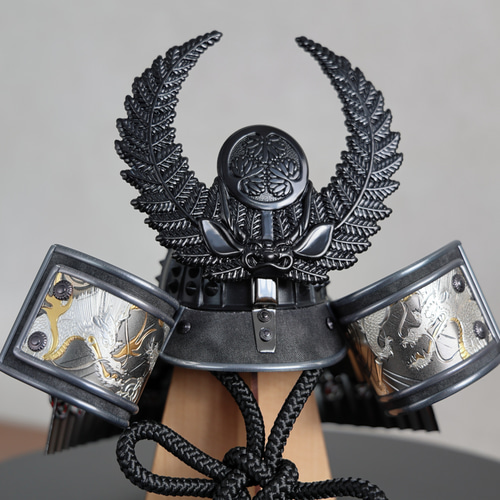 コンパクト飾り】ちょこんと鯉飾りも付いて可愛いけど本格的な兜飾り