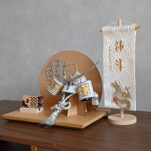 コンパクト飾り】ちょこんと鯉飾りも付いて可愛いけど本格的な兜飾り