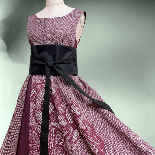 ま*る様 総絞り ブラック ライン入りワンピース 着物リメイク （N70618） ☆ セール 大島紬 黒に角紋の花柄 Aラインワンピース 着物