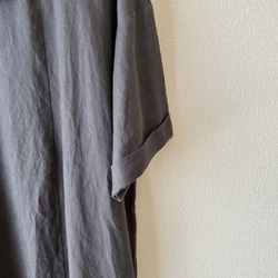 リネン100%の背中がポイントの台形シルエット、ワンピース　チャコールグレー　ラスト1枚 5枚目の画像