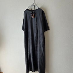 リネン100%の背中がポイントの台形シルエット、ワンピース　チャコールグレー　ラスト1枚 4枚目の画像