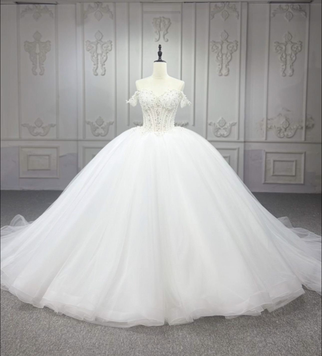 激安　白　ふんわりチュール　パール付き　ロングトレーン　編み上げサイズオーダー　シンプルなウェディングドレス結婚式二次会