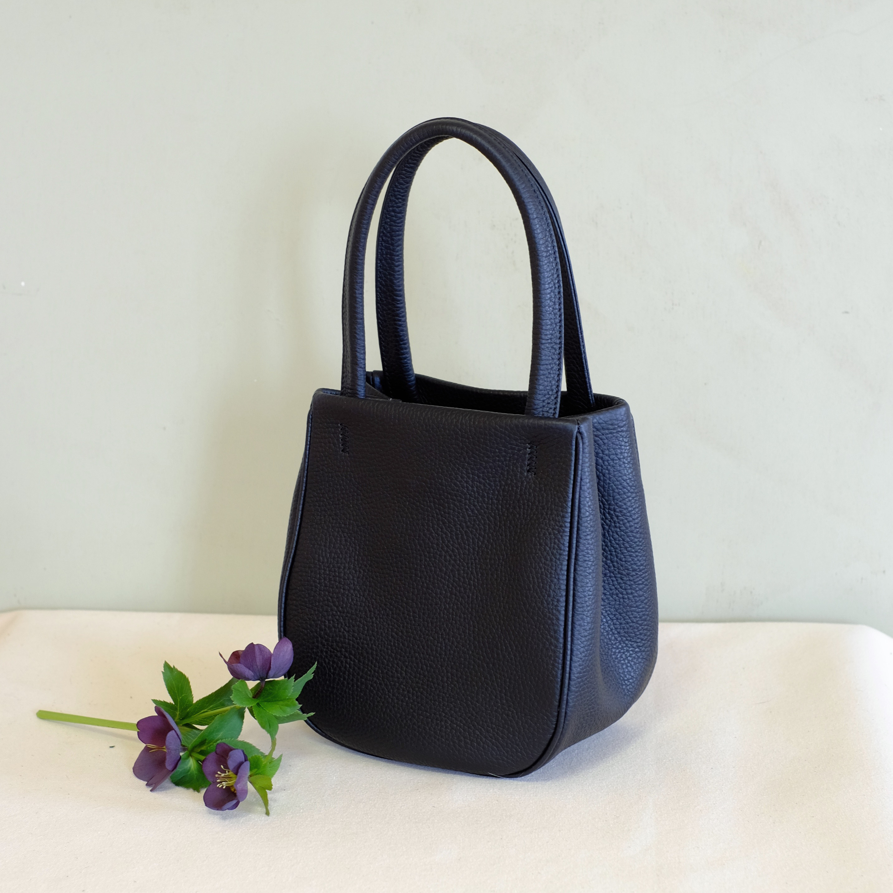 美品★Hamano 黒レザーかばん ハンドバッグ 手持ちバッグ ブラック 中古・古着通販】Hamano (ハマノ) 型押しレザーハンドバッグ