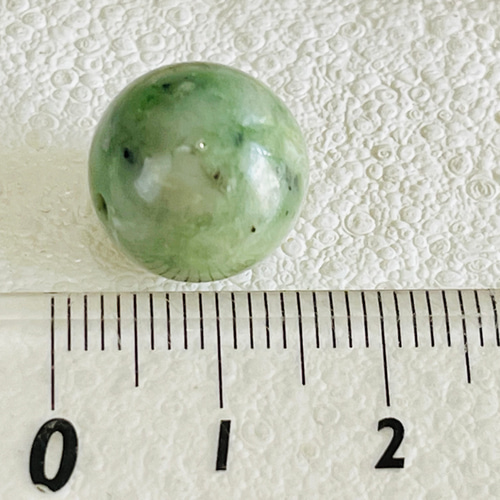 幻のヒスイ　北海道　日高翡翠　穴あき　丸玉　第三の翡翠 幻のヒスイ 北海道 日高翡翠 穴あき 丸玉 第三の翡翠 天然石
