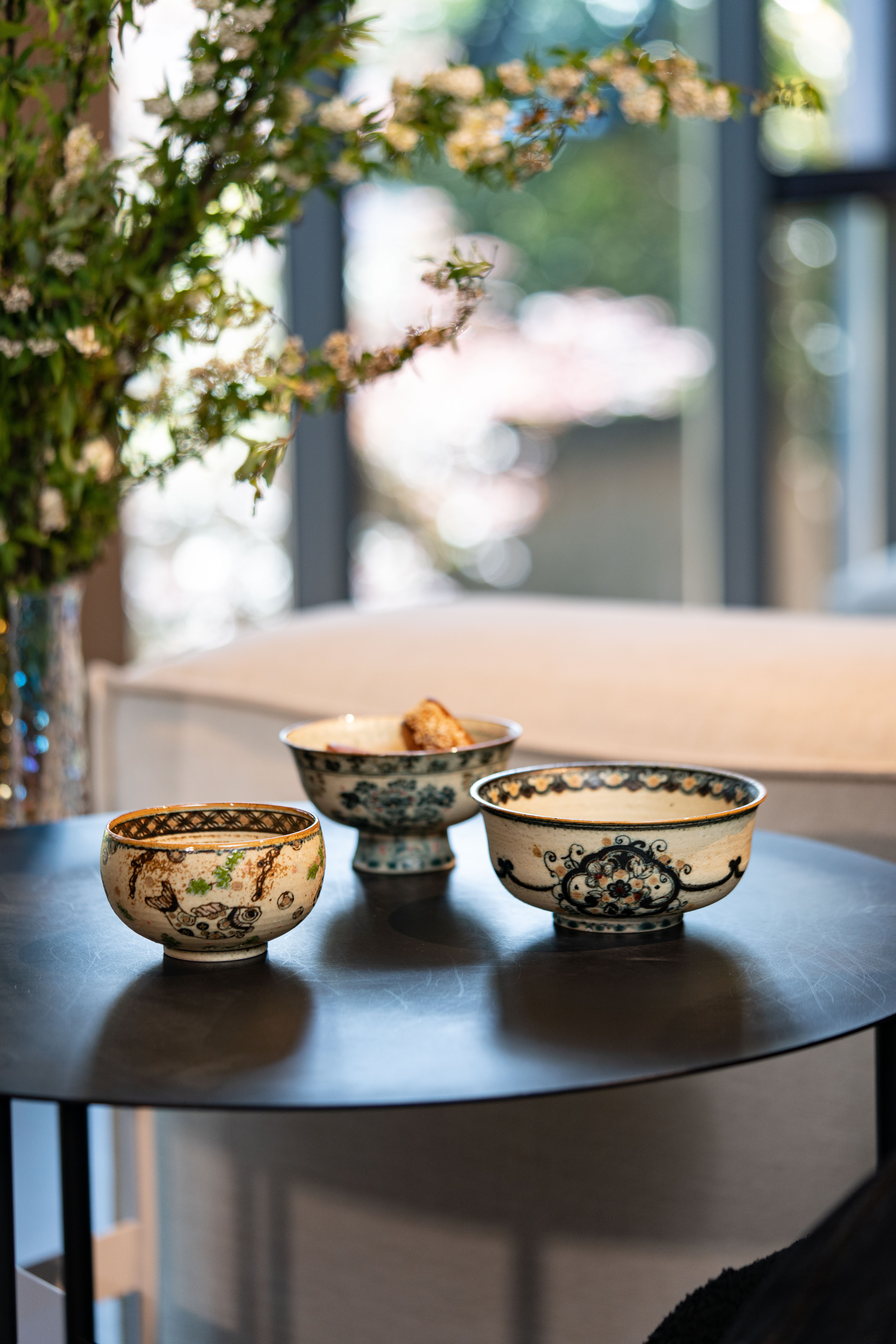 詩瓷集 新作・中国唐風青花磁器手作抹茶/サラダ茶碗 - 飯碗｜開窓花卉高台碗 / 花卉紋 複数デザイン 景徳鎮製