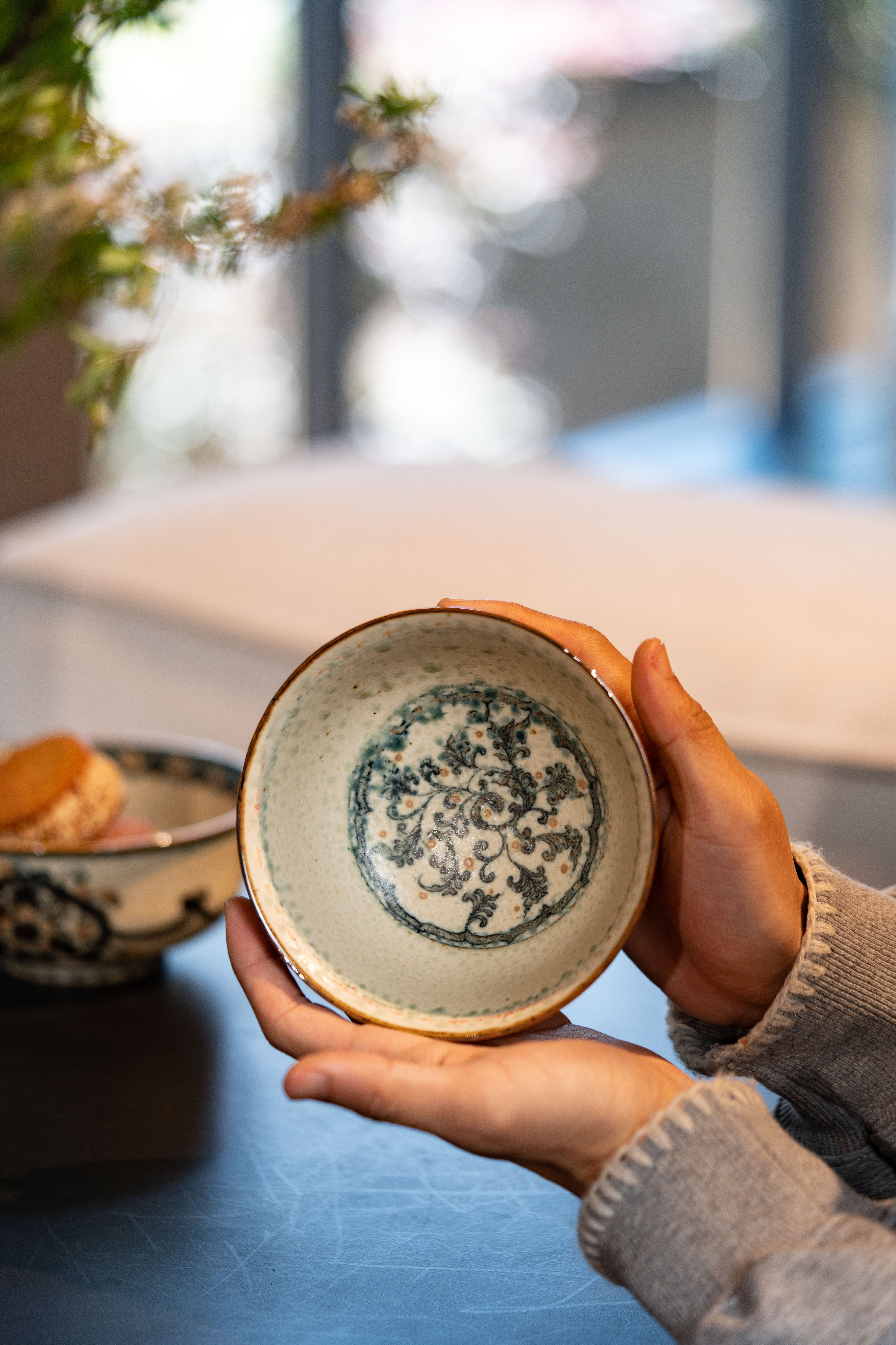 詩瓷集 新作・中国唐風青花磁器手作抹茶/サラダ茶碗 - 飯碗｜開窓花卉高台碗 / 花卉紋 複数デザイン 景徳鎮製