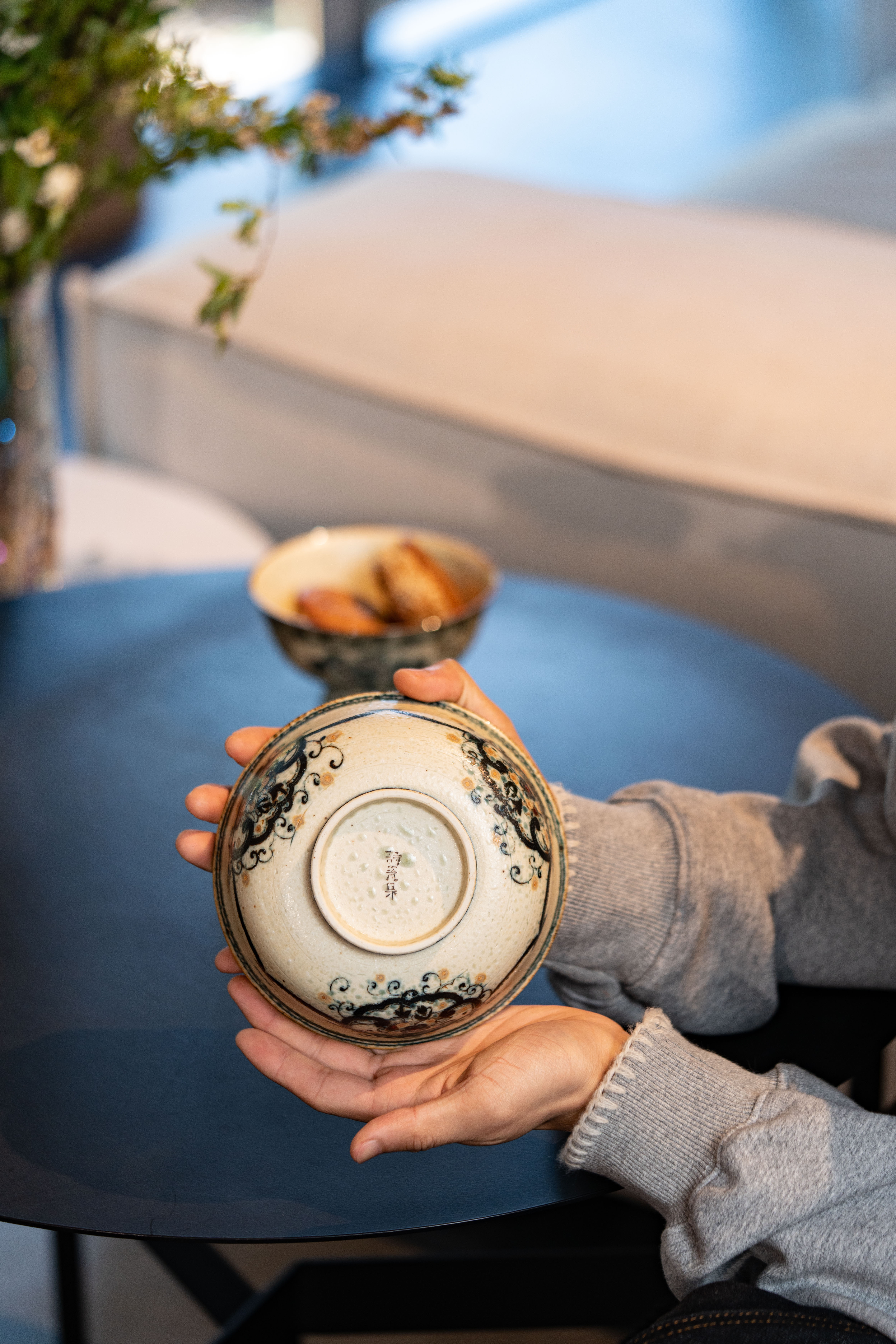 詩瓷集 新作・中国唐風青花磁器手作抹茶/サラダ茶碗 - 飯碗｜開窓花卉高台碗 / 花卉紋 複数デザイン 景徳鎮製