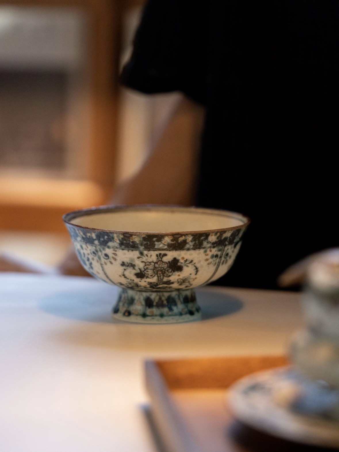 詩瓷集 新作・中国唐風青花磁器手作抹茶/サラダ茶碗 - 飯碗｜開窓花卉高台碗 / 花卉紋 複数デザイン 景徳鎮製