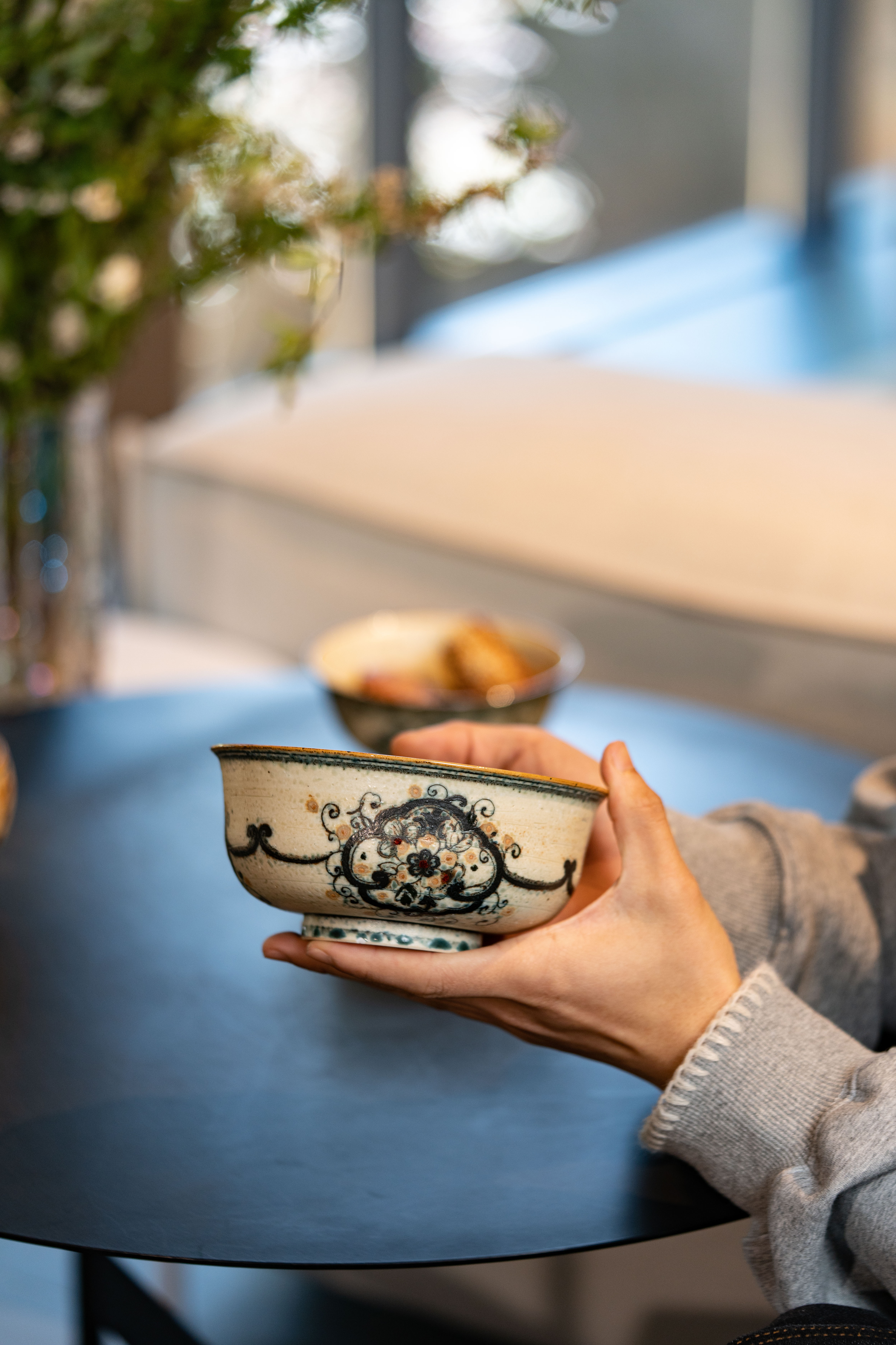 詩瓷集 新作・中国唐風青花磁器手作抹茶/サラダ茶碗 - 飯碗｜開窓花卉高台碗 / 花卉紋 複数デザイン 景徳鎮製