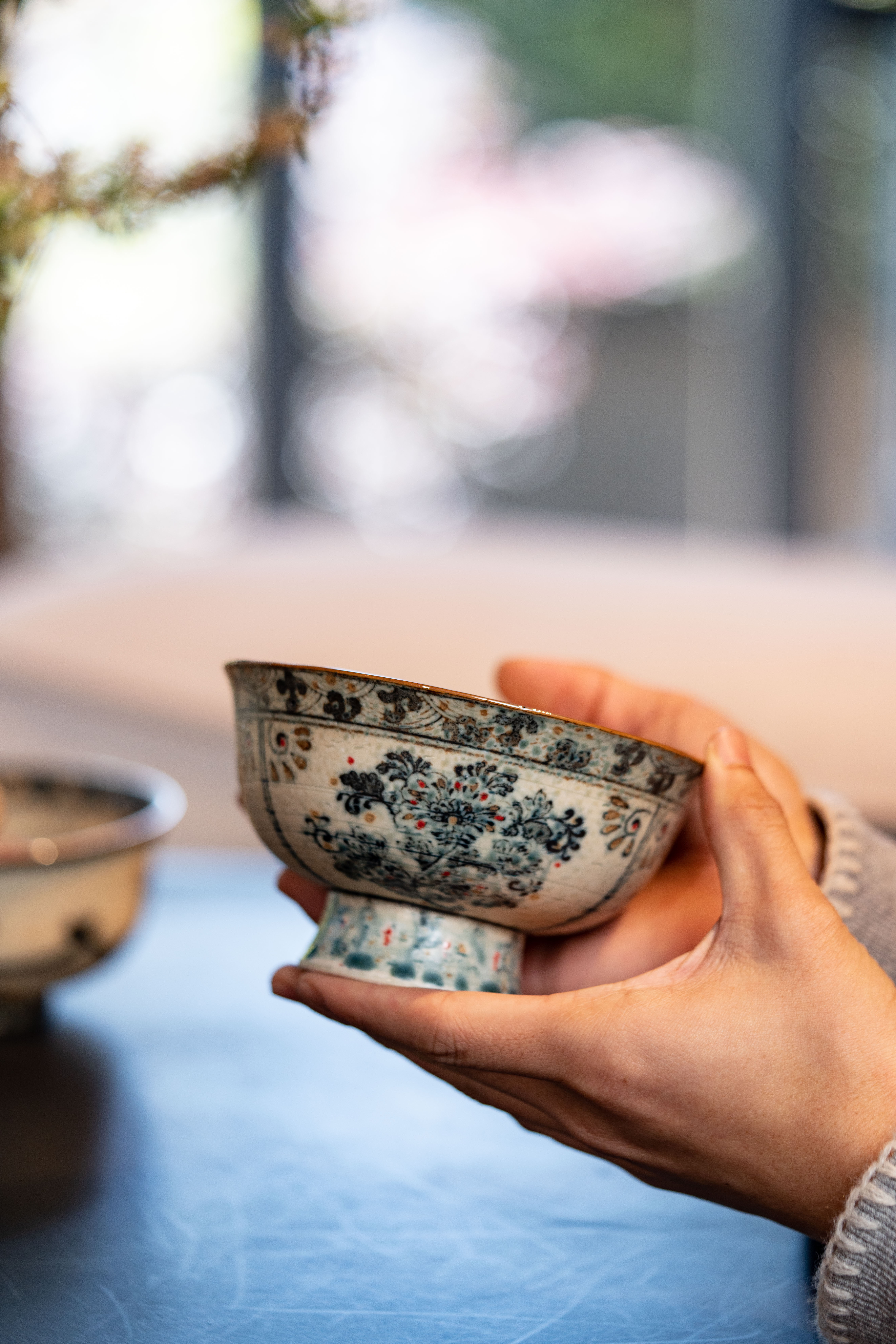 詩瓷集 新作・中国唐風青花磁器手作抹茶/サラダ茶碗 - 飯碗｜開窓花卉高台碗 / 花卉紋 複数デザイン 景徳鎮製