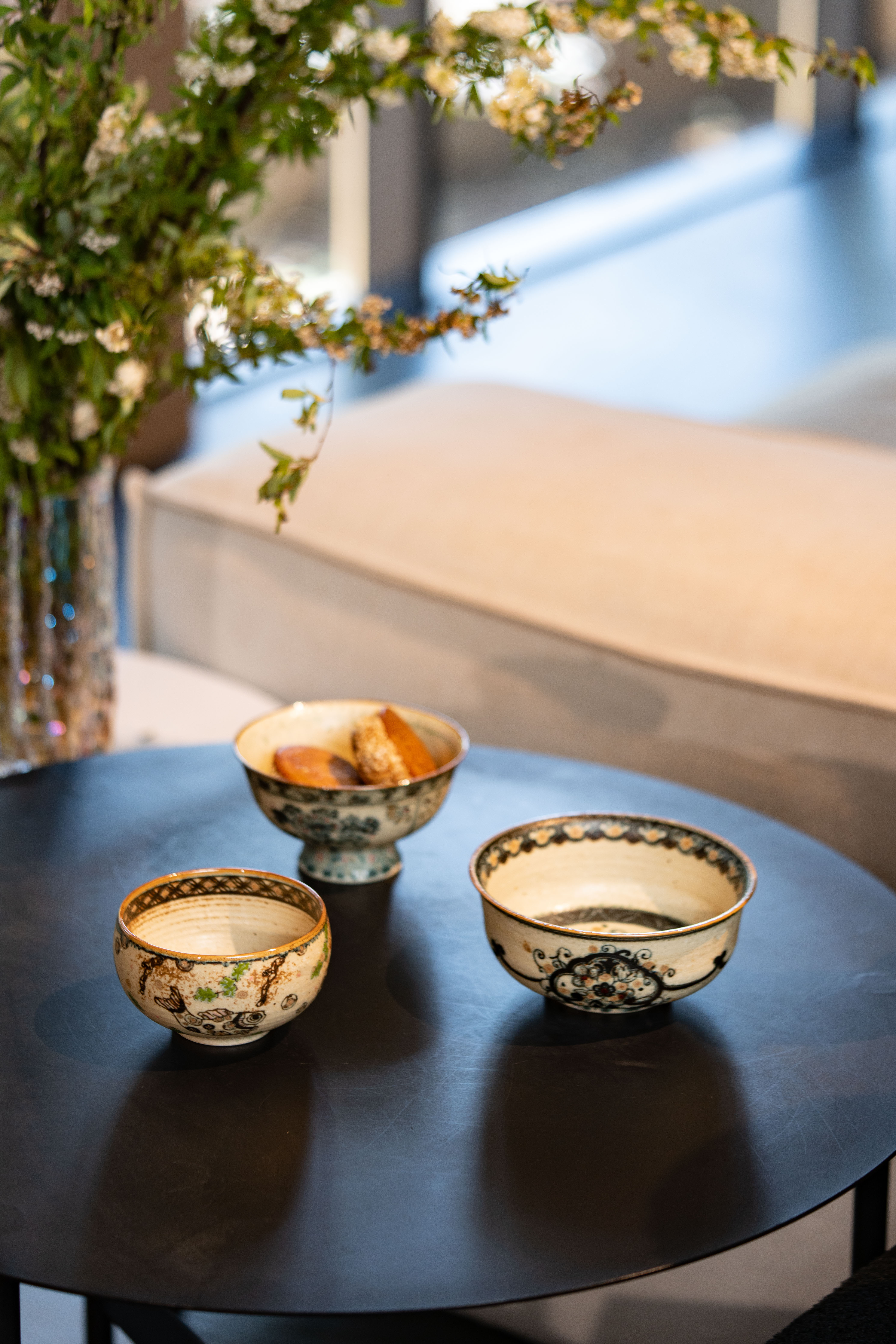 詩瓷集 新作・中国唐風青花磁器手作抹茶/サラダ茶碗 - 飯碗｜開窓花卉高台碗 / 花卉紋 複数デザイン 景徳鎮製