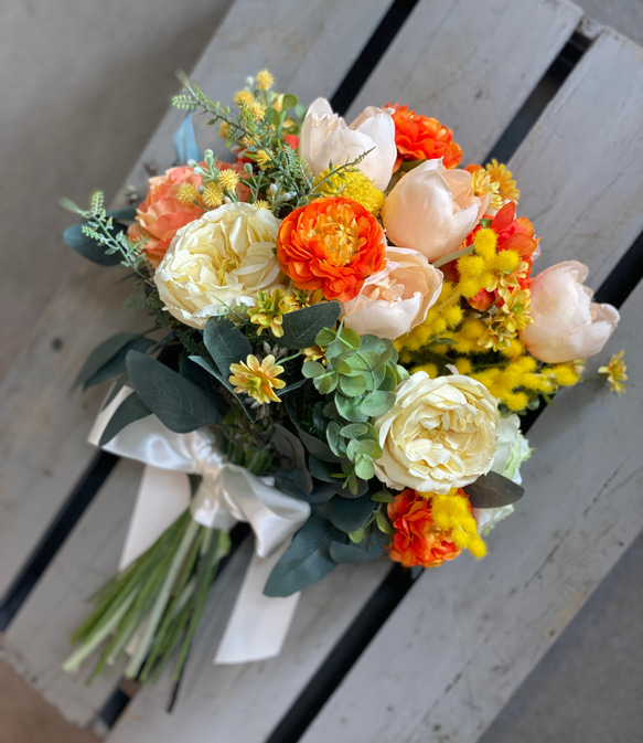 ラナンキュラスとミモザのブーケ ミモザと黄色のラナンキュラスを使っ