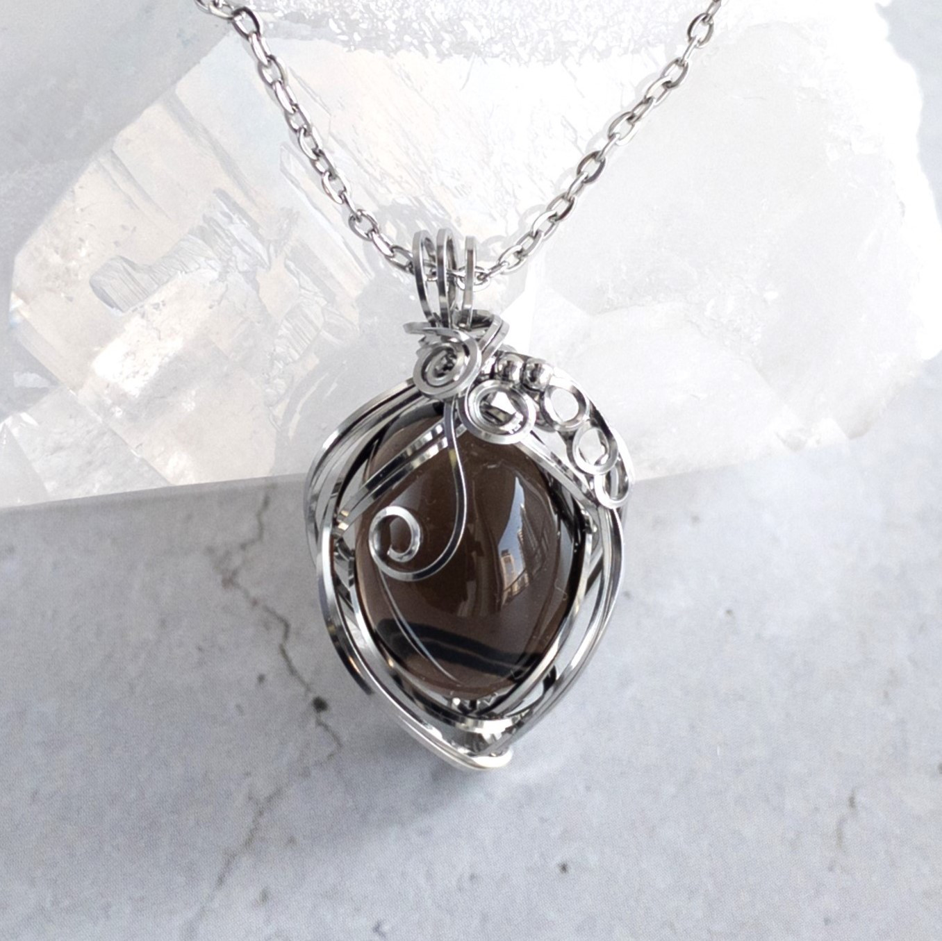 ＜スモーキークォーツ＞ サージカルステンレス エニグマ ペンダント